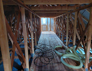 Zateplení stropu novostavby rodinného domu pomocí foukané izolace